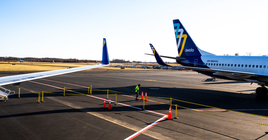 campaign-against-an-airline-that-flies-deportees-sets-off-a-legal-fight-HDKQZazn.jpg
