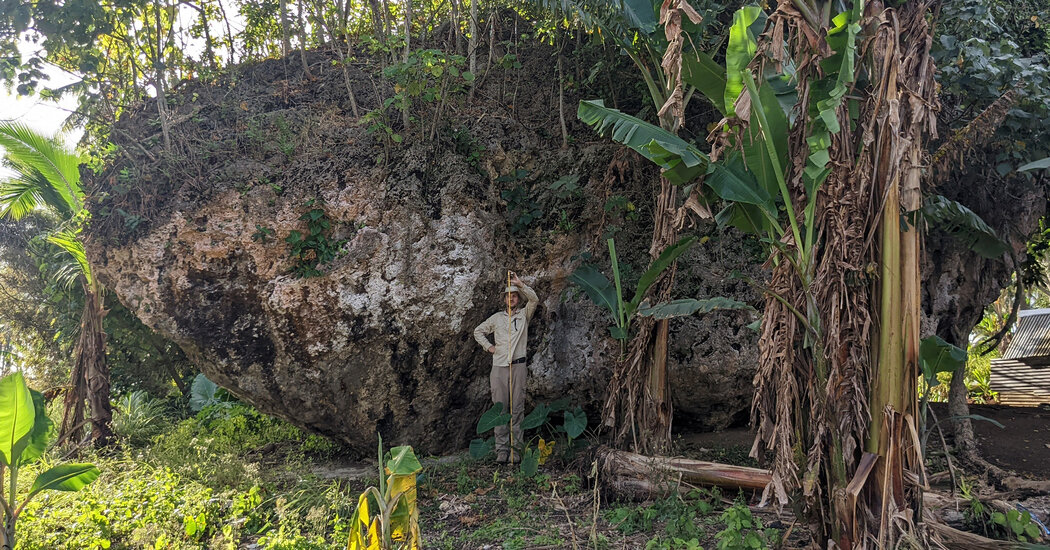 how-a-two-story-boulder-ended-up-on-a-120-foot-high-cliff-XbCzuuvD.jpg