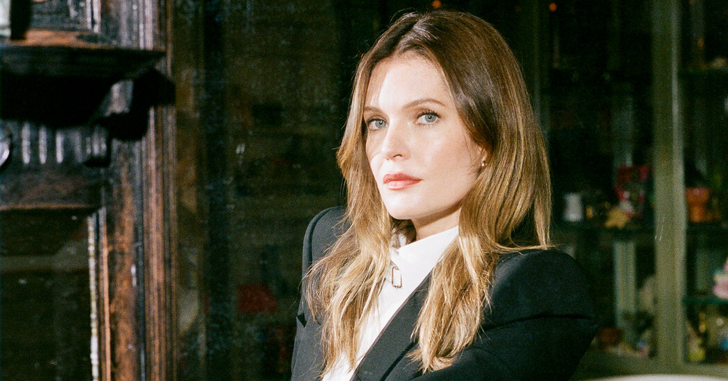 In ‘Sirens,’ Meghann Fahy Sounds the Alarm