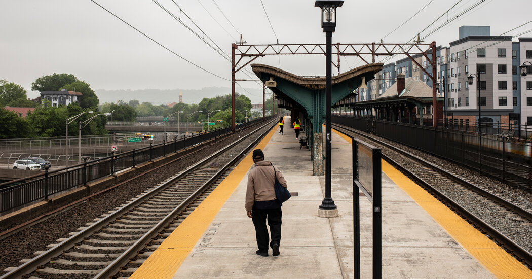 new-jersey-transit-engineers-strike-idling-trains-and-upending-commutes-2K5JEMbz.jpg